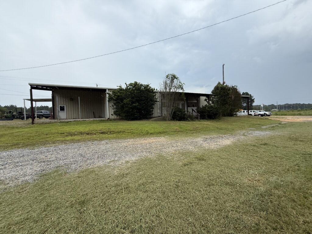 6550 sq. ft. building with excellent access to HWY 28